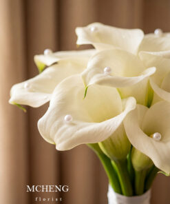 Cận cảnh những hạt ngọc trai lấp lánh đính kết thủ công trên mẫu Hoa Cưới Calla Lily Trắng Đính Ngọc