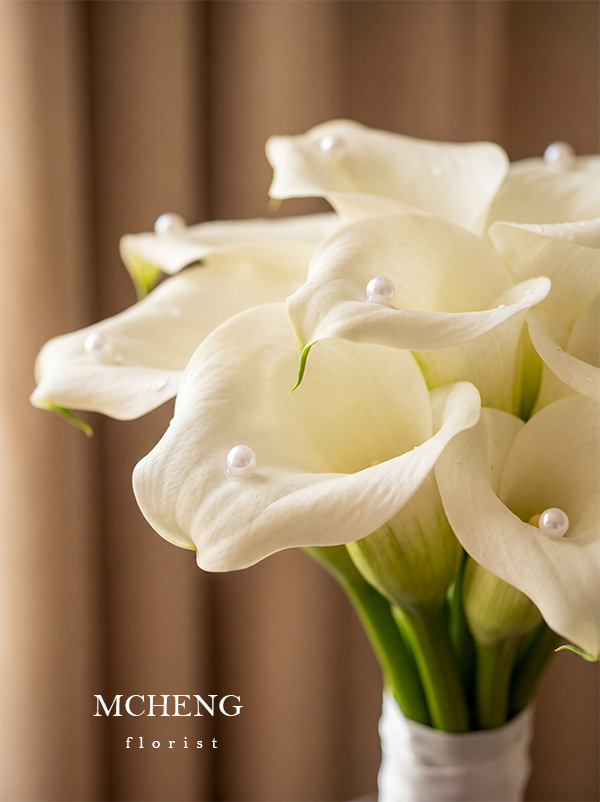 Chi Tiet Hoa Cuoi Calla Lily Trang Dinh Ngoc Mcheng Florist Cận cảnh những hạt ngọc trai lấp lánh đính kết thủ công trên mẫu Hoa Cưới Calla Lily Trắng Đính Ngọc