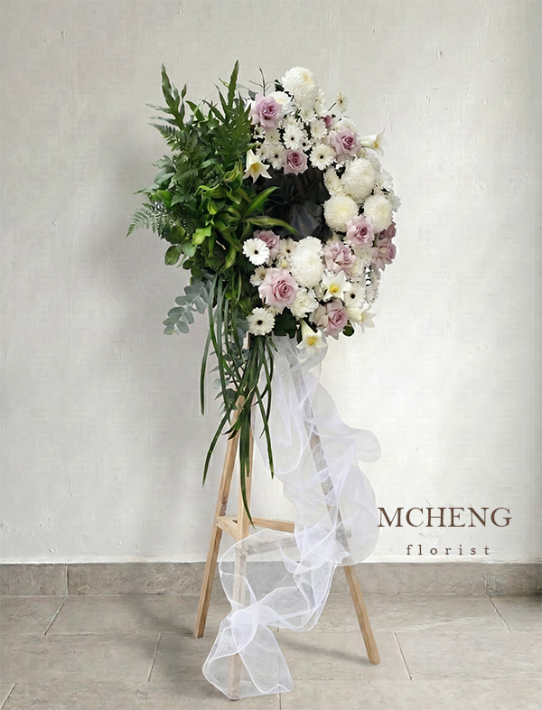 Kệ Hoa Chia Buồn Trắng Tím Xanh Niệm Khúc - Mcheng Florist Mẫu Kệ Hoa Chia Buồn Trắng Tím Khói thiết kế vòng hoa bất đối xứng tại Mcheng Florist