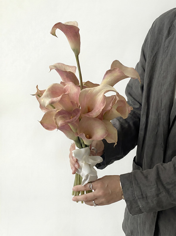 Hoa Cưới Cầm Tay Calla Lily Hồng Trà Tâm Điểm - Mcheng Florist Mẫu Hoa Cưới Calla Lily Hồng Trà thiết kế tối giản tinh tế tại Mcheng Florist Long Khánh