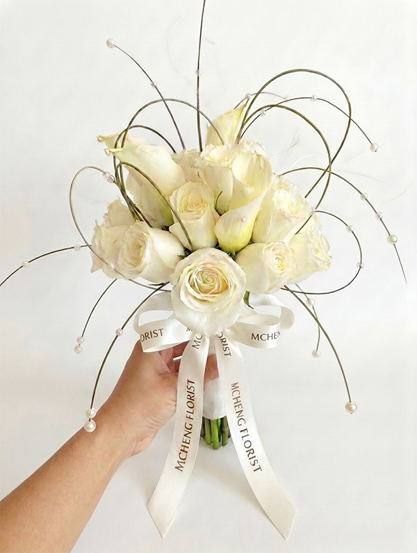 Hoa Cưới Cầm Tay Hồng Trắng Calla Lily Đính Ngọc Trai Tuyệt Mỹ - Mcheng Florist Mẫu Hoa Cưới Hồng Trắng Phối Calla Lily thiết kế đính ngọc trai vương giả tại Mcheng Florist Long Khánh