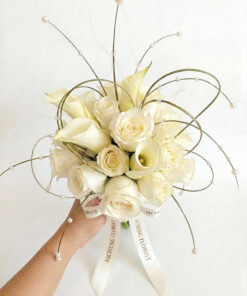 Hình ảnh thực tế cô dâu thanh lịch cầm bó Hoa Cưới Hồng Trắng Phối Calla Lily trong ngày cưới