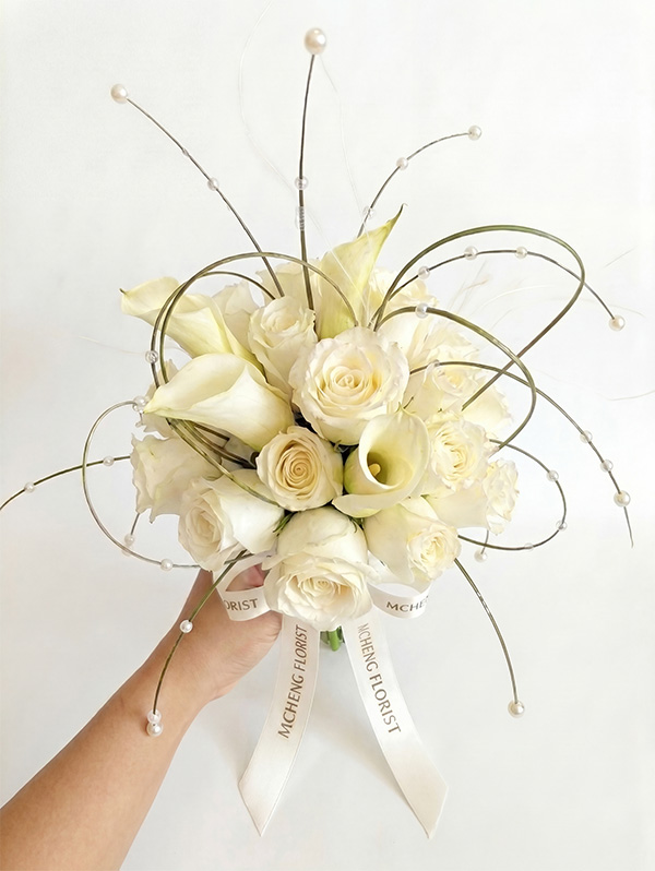 Thuc Te Co Dau Cam Hoa Cuoi Hong Trang Phoi Calla Lily Mcheng Hình ảnh thực tế cô dâu thanh lịch cầm bó Hoa Cưới Hồng Trắng Phối Calla Lily trong ngày cưới