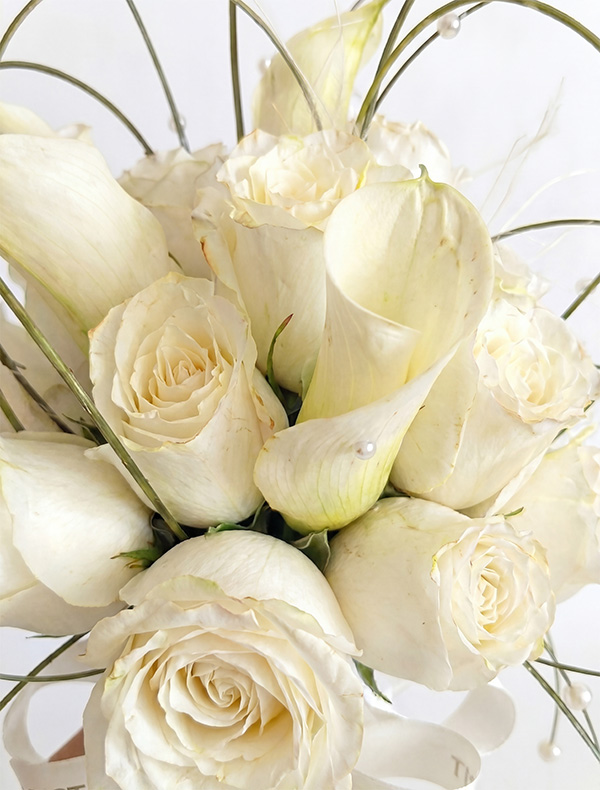 Chi Tiet Hoa Cuoi Hong Trang Phoi Calla Lily Ngoc Trai Mcheng Cận cảnh những hạt ngọc trai đính kết lấp lánh trên cỏ linh chi của mẫu Hoa Cưới Hồng Trắng Phối Calla Lily