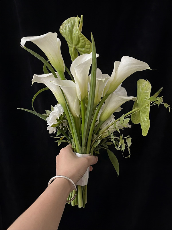 Thuc Te Co Dau Cam Hoa Cuoi Calla Lily Trang Phoi Lan Ho Diep Mcheng Hình ảnh thực tế cô dâu thanh lịch cầm bó Hoa Cưới Calla Lily Trắng Phối Lan Hồ Điệp trong ngày cưới