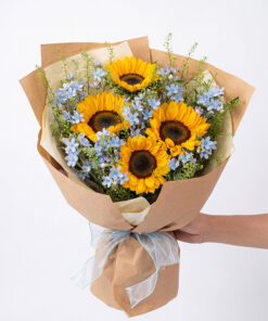Mẫu Hoa Bó Tốt Nghiệp Hướng Dương và hoa Sao Xanh thiết kế hy vọng vươn xa tại Mcheng Florist