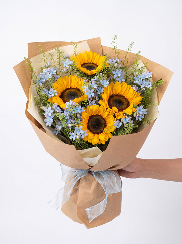 Hoa Bó Tốt Nghiệp Hướng Dương Mix Sao Xanh - Mcheng Florist Mẫu Hoa Bó Tốt Nghiệp Hướng Dương và hoa Sao Xanh thiết kế hy vọng vươn xa tại Mcheng Florist