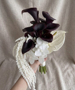 Hoa cưới cầm tay Calla Lily đen phối Dạ Lan Hương mang vẻ đẹp tinh xảo và độc bản thiết kế nghệ thuật tại Mcheng Florist Long Khánh Đồng Nai.