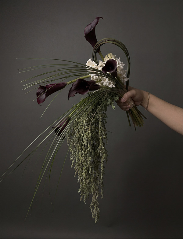 Hoa Cưới Calla Lily Đen Phối Dạ Lan Hương Tâm Điểm - Mcheng Florist Mẫu Hoa Cưới Cầm Tay Calla Lily Đen Phối Dạ Lan Hương thiết kế dáng thác đổ nghệ thuật tại Mcheng Florist Long Khánh