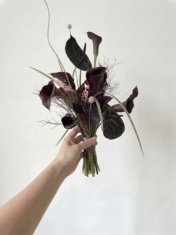 Mẫu Hoa Cưới Cầm Tay Calla Lily Đen Phối Hồng Môn thiết kế Dark Romance quyền lực tại Mcheng Florist Long Khánh