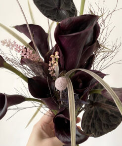 Hình ảnh thực tế cô dâu cầm bó Hoa Cưới Cầm Tay Calla Lily Đen Phối Hồng Môn trong ngày cưới