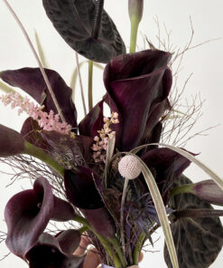 Cận cảnh sắc đen thẫm ma mị của hoa Calla Lily và Hồng Môn đen trong bó hoa cưới nghệ thuật