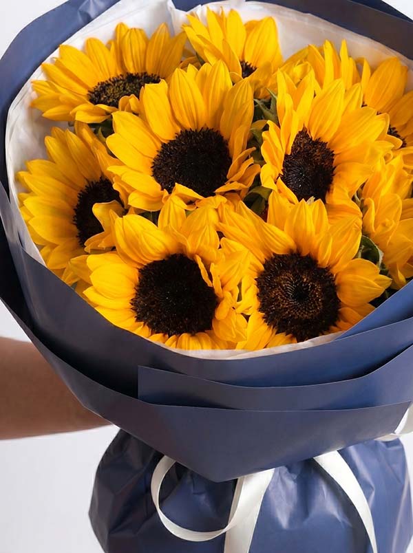 Chi Tiet Can Canh Huong Duong Premium Mcheng Florist Cận cảnh độ tươi mới của những đóa hướng dương Premium trong bó hoa Navy