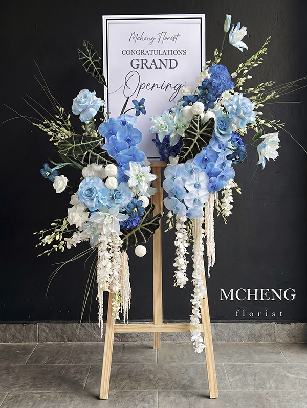 Kệ Hoa Khai Trương Xanh Dương Khẳng Định Vị Thế - Mcheng Florist Mẫu Kệ Hoa Khai Trương Tone Xanh Dương thiết kế nghệ thuật bất đối xứng tại Mcheng Florist