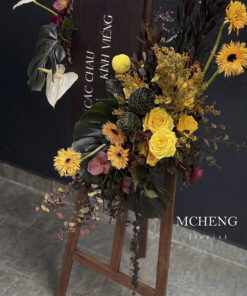 Kích thước thực tế kệ hoa chúc mừng tone vàng đen cá tính trên giá gỗ chữ A