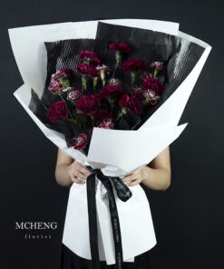 Mẫu Hoa Bó Cẩm Chướng Đỏ Rượu thiết kế tương phản tại Mcheng Florist