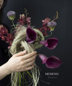 Hình ảnh thực tế cô dâu cá tính cầm bó Hoa Cưới Cầm Tay Calla Lily Tím Đen thả rủ trong ngày trọng đại