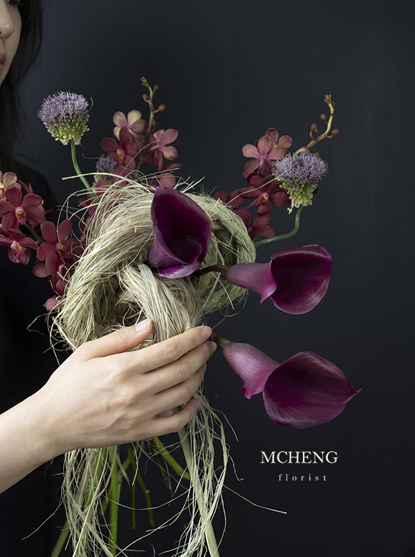 Thuc Te Co Dau Cam Hoa Cuoi Calla Lily Tim Den Mcheng Hình ảnh thực tế cô dâu cá tính cầm bó Hoa Cưới Cầm Tay Calla Lily Tím Đen thả rủ trong ngày trọng đại