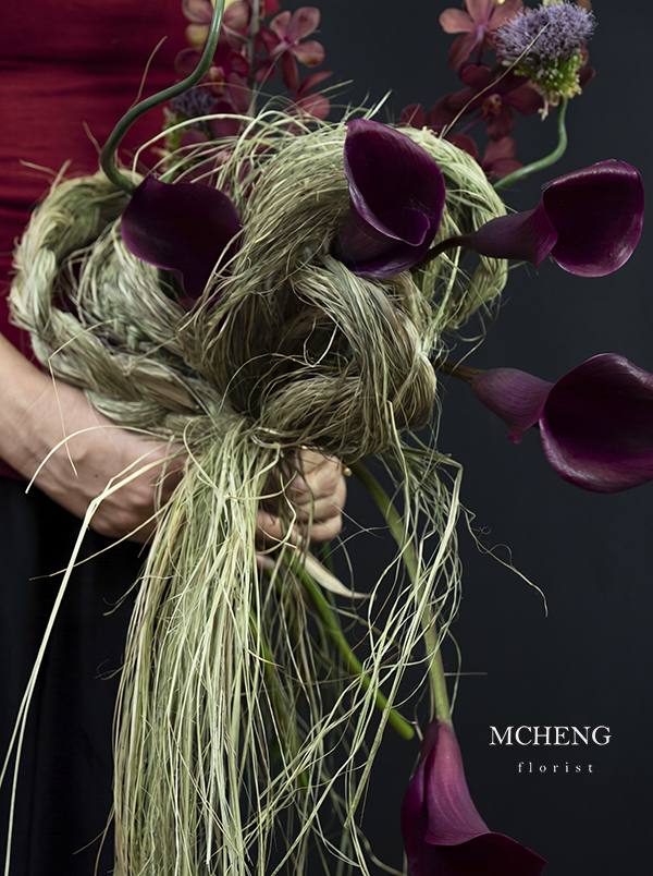Chi Tiet Hoa Cuoi Cam Tay Calla Lily Tim Den Mcheng Florist Cận cảnh nghệ thuật tết cỏ khô và hoa Calla Lily tím đen trong mẫu hoa cưới độc bản