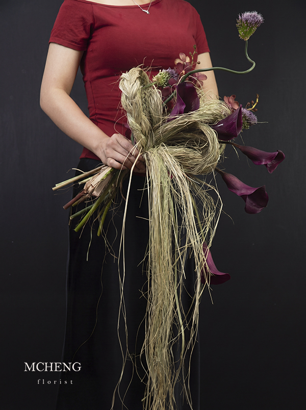 Hoa Cưới Calla Lily Tím Đen Phối Cỏ Khô Phóng Khoáng - Mcheng Florist Mẫu Hoa Cưới Cầm Tay Calla Lily Tím Đen phối cỏ khô thiết kế nghệ thuật Avant-Garde tại Mcheng Florist