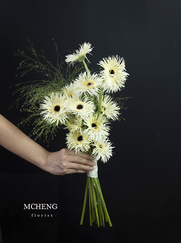 Hoa Cưới Cầm Tay Đồng Tiền Trắng Thuần Khiết - Mcheng Florist. Mẫu Hoa Cưới Cầm Tay Đồng Tiền Tua Trắng thiết kế tối giản tại Mcheng Florist