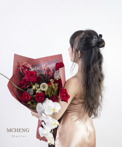 Mẫu Hoa Bó Hồng Đỏ Mix Cầu Gai thiết kế hoàng gia tại Mcheng Florist