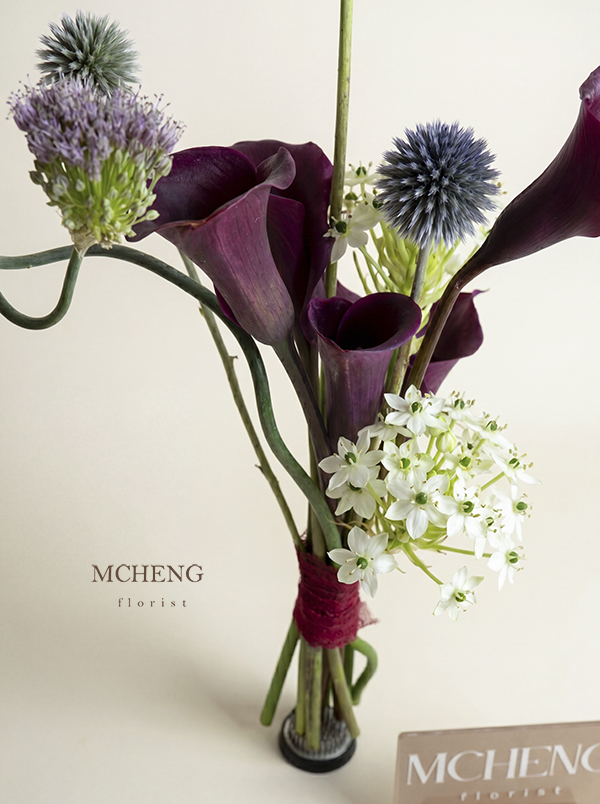 Hoa Cưới Calla Lily Tím Đen Vương Giả - Mcheng Florist Cận cảnh vẻ đẹp sắc sảo của hoa Calla Lily tím đen và Cầu Gai trong mẫu hoa cưới
