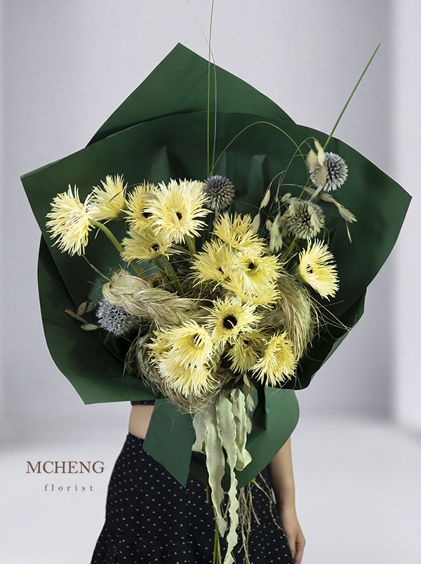 Chi Tiet Hoa Bo Dong Tien Tua Trang Mix Cau Gai Mcheng Florist Cận cảnh vẻ đẹp mộc mạc của mẫu Hoa Bó Đồng Tiền Tua Trắng Mix Cầu Gai
