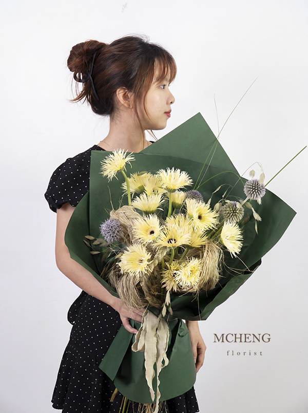 Hoa Bó Đồng Tiền Trắng Phối Cầu Gai Ấn Tượng - Mcheng Florist Mẫu Hoa Bó Đồng Tiền Tua Trắng Mix Cầu Gai thiết kế mộc mạc tại Mcheng Florist