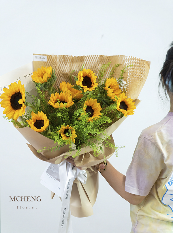 Bó Hoa Tốt Nghiệp Hướng Dương Năng Lượng - Mcheng Florist Kích thước thực tế bó hoa tốt nghiệp hướng dương khát vọng trên tay khách hàng