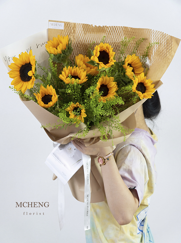Chi Tiet Hoa Bo Tot Nghiep Huong Duong Vang Mcheng Florist Cận cảnh những đóa hướng dương vàng rực trong mẫu hoa bó tốt nghiệp