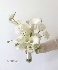 Hình ảnh thực tế cô dâu thanh lịch cầm bó Hoa Cưới Rum Trắng trong ngày cưới
