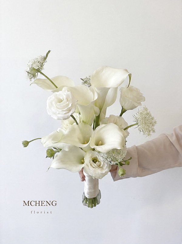 Thuc Te Co Dau Cam Hoa Cuoi Rum Trang Mcheng Hình ảnh thực tế cô dâu thanh lịch cầm bó Hoa Cưới Rum Trắng trong ngày cưới