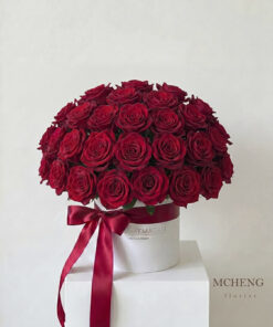 Mẫu Hộp Hoa Hồng Ecuador Màu Đỏ Quyền Lực thiết kế hộp trụ sang trọng tại Mcheng Florist