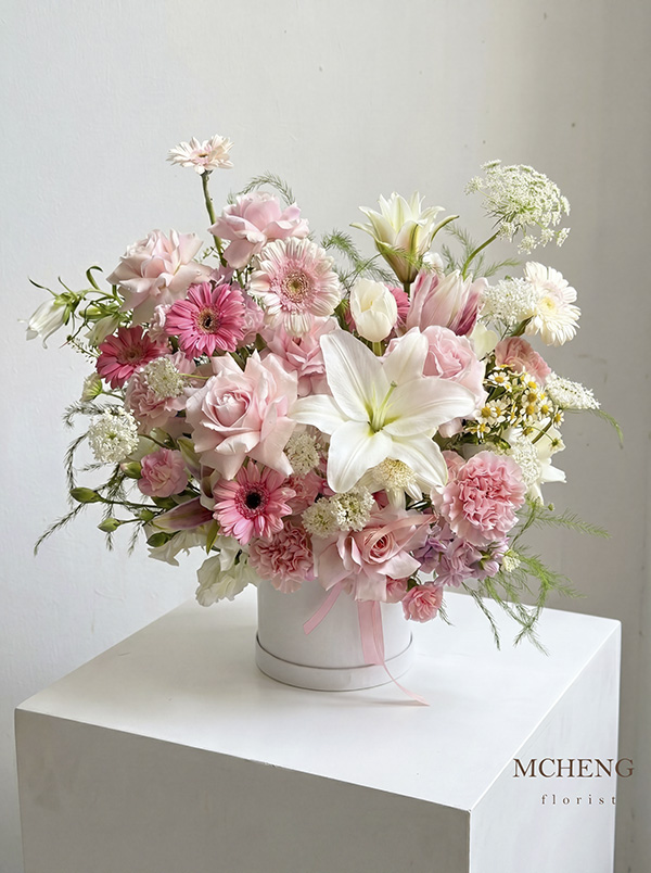 Hộp Hoa Ly Trắng Phối Hồng Kiều Diễm - Mcheng Florist Hộp hoa Ly trắng phối hồng mang vẻ đẹp kiều diễm và lãng mạn thiết kế tại Mcheng Florist Long Khánh Đồng Nai