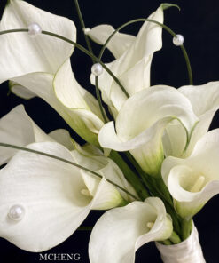 Cận cảnh chi tiết đính ngọc trai trên nhành hoa của mẫu Hoa Cưới Cầm Tay Calla Lily Trắng Ngọc Trai