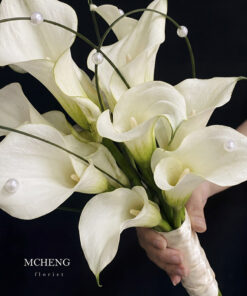 Hình ảnh thực tế cô dâu cầm bó Hoa Cưới Cầm Tay Calla Lily Trắng Ngọc Trai lộng lẫy