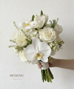 Hình ảnh thực tế cô dâu thanh lịch cầm bó Hoa Cưới Cầm Tay Tulip Phối Lan Hồ Điệp trong ngày cưới