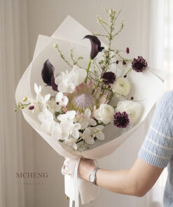 Mẫu Bó Hoa Phối King Protea và Lan Hồ Điệp thiết kế nghệ thuật độc bản tại Mcheng Florist