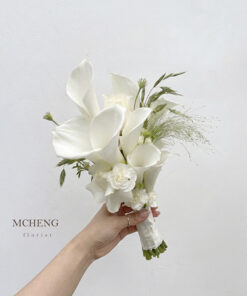 Hình ảnh thực tế cô dâu thanh lịch cầm bó Hoa Cưới Calla Lily Trắng Phối Cát Tường trong ngày cưới