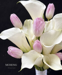 Cận cảnh vẻ đẹp trong trẻo của hoa Calla Lily trắng phối Tulip trong mẫu Hoa Cưới Calla Lily Trắng Phối Tulip