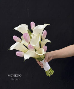 Hình ảnh thực tế cô dâu thanh lịch cầm bó Hoa Cưới Calla Lily Trắng Phối Tulip trong ngày cưới