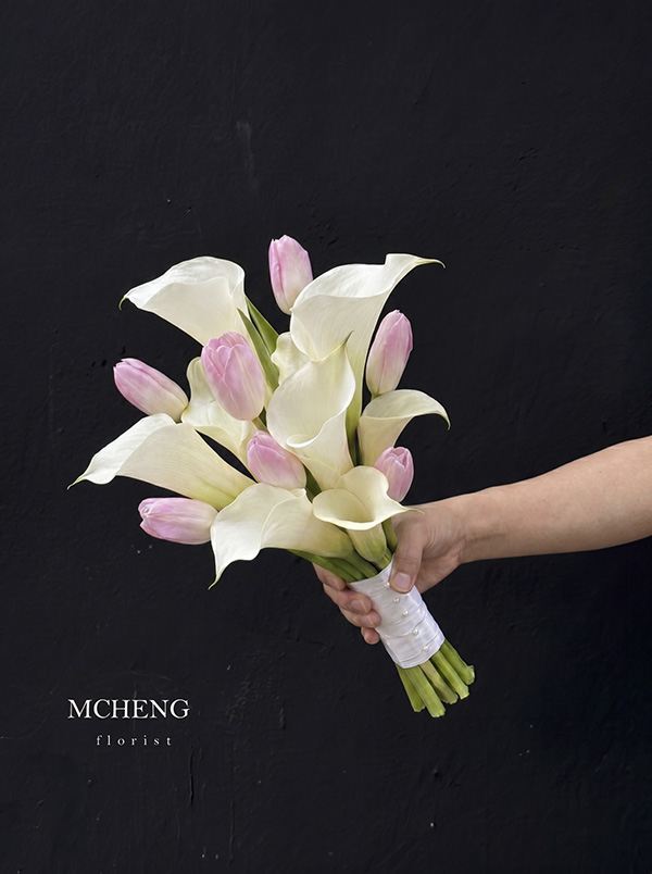 Thuc Te Co Dau Cam Hoa Cuoi Calla Lily Trang Phoi Tulip Hình ảnh thực tế cô dâu thanh lịch cầm bó Hoa Cưới Calla Lily Trắng Phối Tulip trong ngày cưới