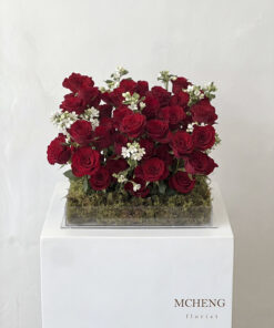 Mẫu Hộp Hoa Mica Hồng Đỏ thiết kế sang trọng trong hộp trong suốt tại Mcheng Florist