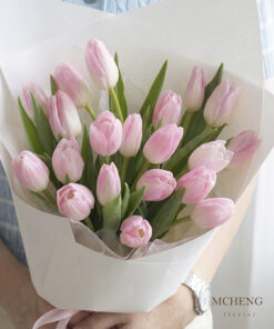 Cận cảnh sắc hồng pastel ngọt ngào của hoa Tulip trong Bó Hoa Tulip Hồng Pastel