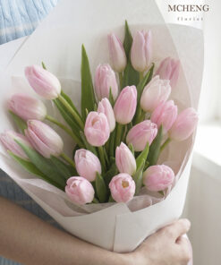 Hình ảnh thực tế cô dâu thanh lịch cầm bó Hoa Tulip Hồng Pastel trong ngày cưới