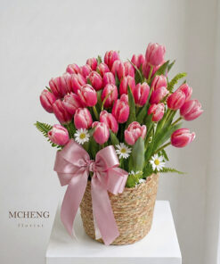 Mẫu Giỏ Cói Hoa Tulip Song Hỷ thiết kế phong cách coquette ngọt ngào tại shop hoa tươi Mcheng Florist