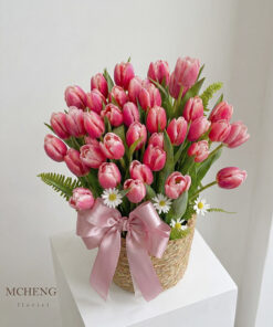 Kích thước thực tế mẫu Giỏ Cói Hoa Tulip Song Hỷ kiêu kỳ trên tay khách hàng tại Long Khánh