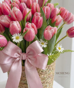 Cận cảnh sắc hồng sen viền trắng ngọt ngào của những đóa hoa Tulip trong Giỏ Cói Hoa Tulip Song Hỷ