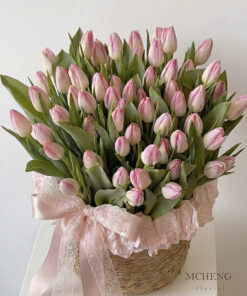 Kích thước thực tế mẫu Giỏ Cói Hoa Tulip Hồng kiêu kỳ trên tay khách hàng tại Long Khánh